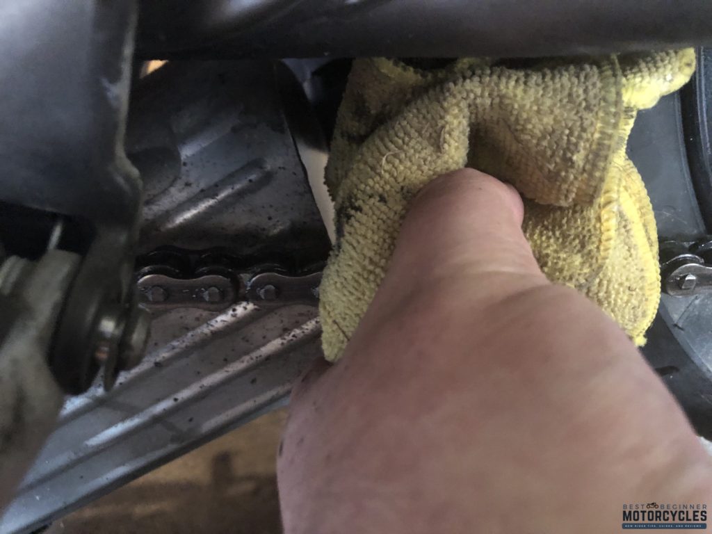 Wiping excess cleaner off a chain with a microfiber (author's picture)