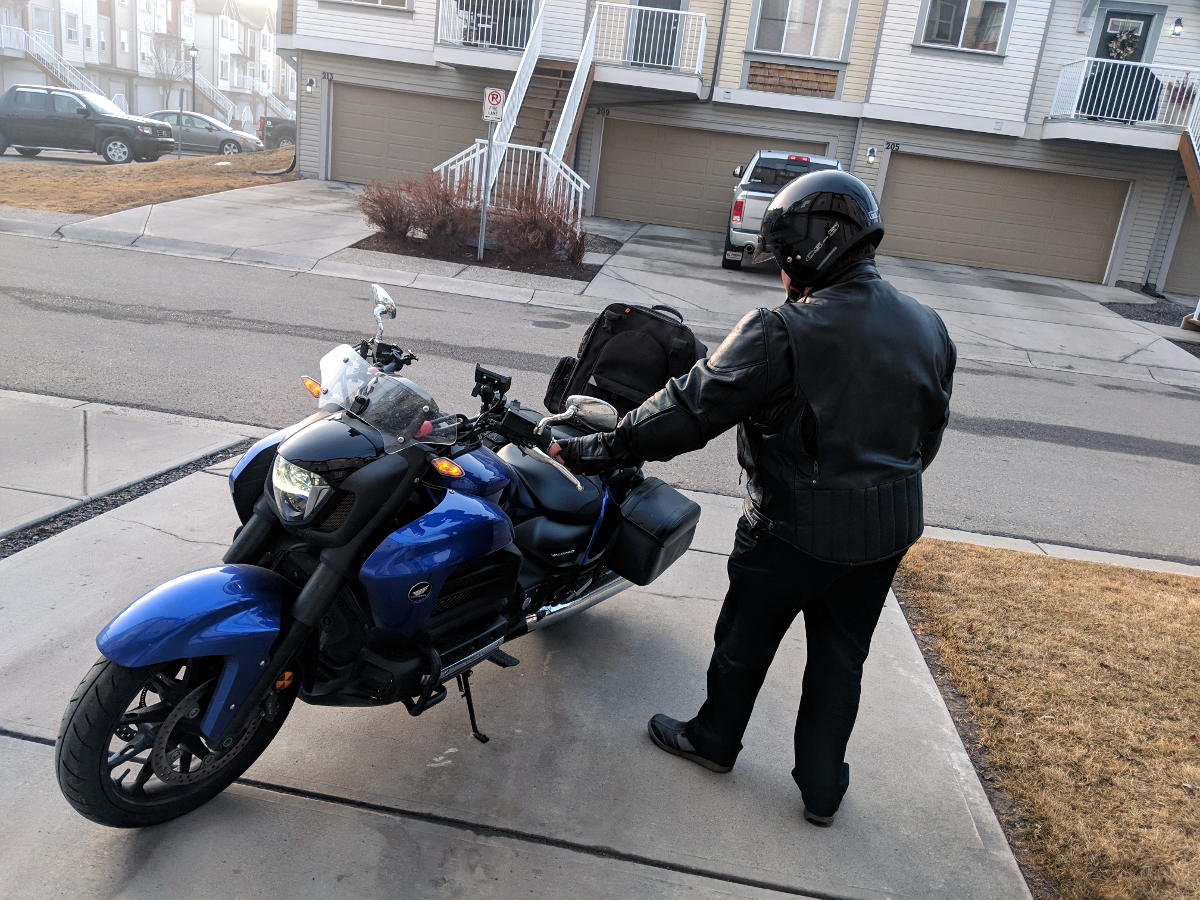 Kick mounting: approach from the kickstand side