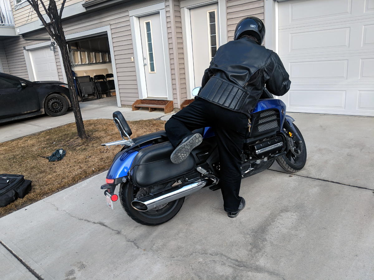 Reverse normal mounting a motorcycle